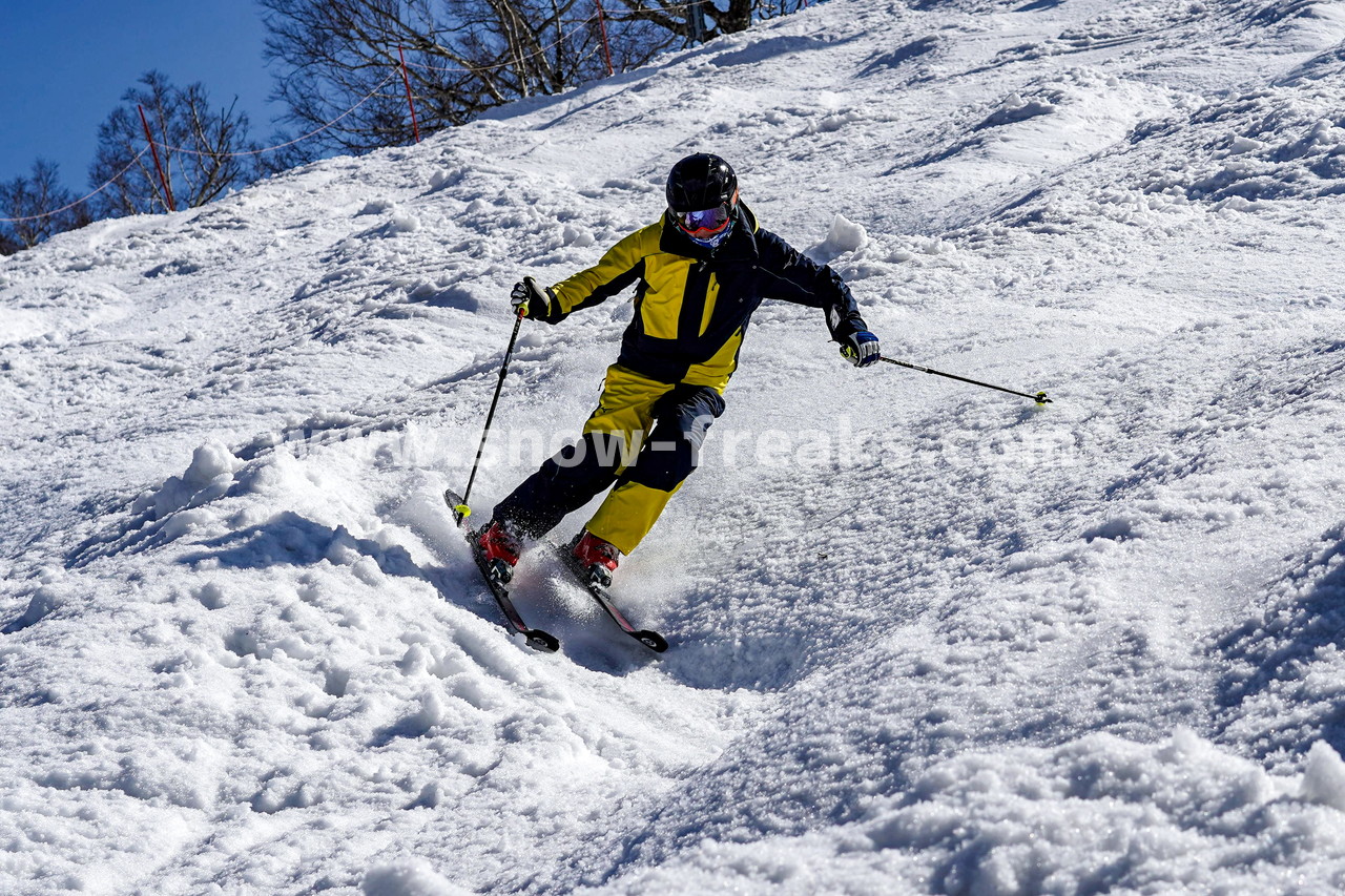 札幌国際スキー場 Mt.石井スポーツ ISHII SKI ACADEMY 校長・斉藤人之さんによる『斉藤塾』開講。本日のテーマは、「春雪！コブからスキーのたわみを楽しむ！！」(^^)v